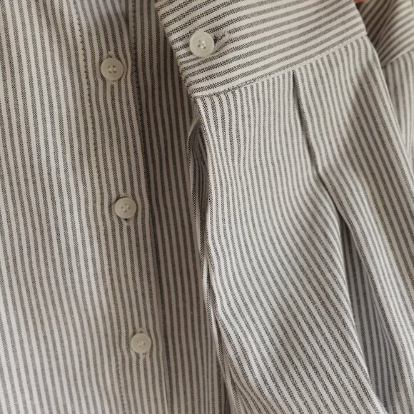 Chic Striped Button-Down Shirt - Perfect for Casual and Workwear Size M/L - Picture 6 of 9